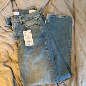 Zara jeans  - Säljer ett par superfina helt oanvända zara jeans som var för stora för mig och jag inte hann lämna tillbaks💛