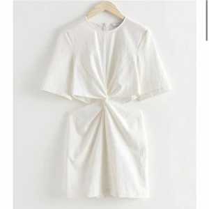 Cut out klänninh - Säljer denna superduperfina linneklänningen från otherstories, perfekt till skolavslutning eller student!🤍🤍 nypris är 790kr