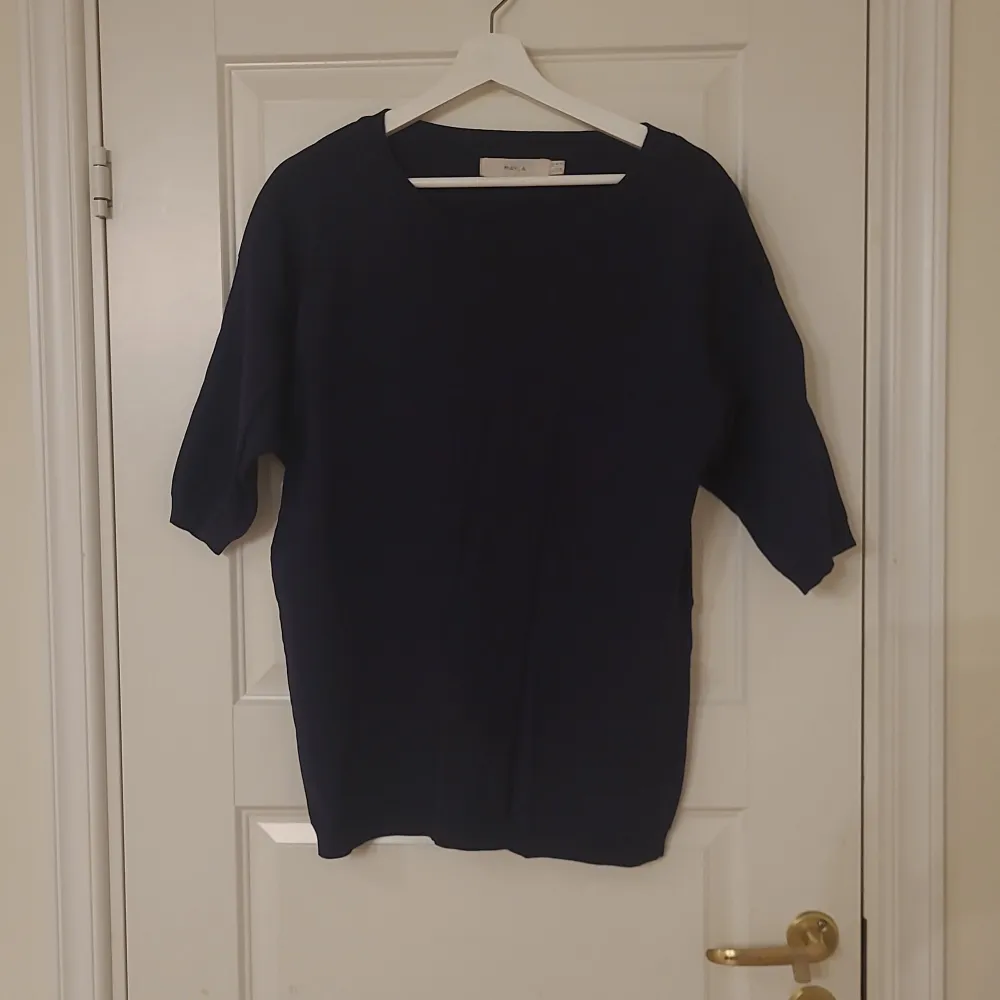 Finstickad marinblå tröja från märket Mayla. Har använts ett fåtal gånger, se helt nytt ut. Lite stor i storleken. . Tröjor & Koftor.