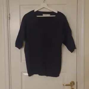 Finstickad marinblå tröja från märket Mayla. Har använts ett fåtal gånger, se helt nytt ut. Lite stor i storleken. 