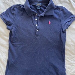 Ralph Lauren t-shirt - T-tröja från Ralph Kauren, bra skick, storlek 12-14 år.