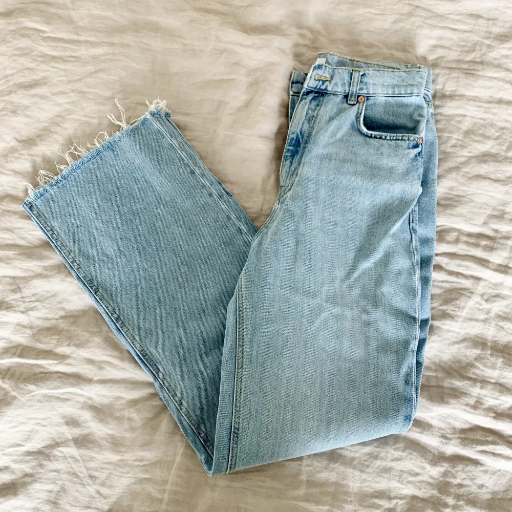 Superfina högmidjade jeans från Zara. De har en innersöm på 80cm så är långa och passar bra på mig som är 175cm, är dock lätta att klippa kortare.✨Jeansen har en liten lagning vid ena bakfickan men den syns knappt!. Jeans & Byxor.