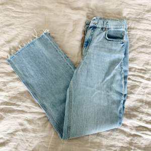 Superfina högmidjade jeans från Zara. De har en innersöm på 80cm så är långa och passar bra på mig som är 175cm, är dock lätta att klippa kortare.✨Jeansen har en liten lagning vid ena bakfickan men den syns knappt!
