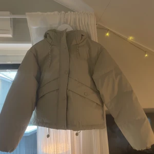 Jacka - Helt oanvänd jacka från pull & bear. Har aldrig använts då den tyvärr är lite för liten. Jackan är i gallonliknande material och vadderad på insidan. Perfekt då man inte blir blöt i regnet/snön:)
