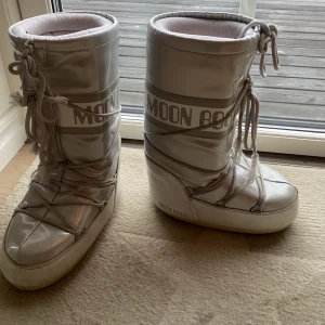 Moonboots - Hej! Säljer mina moonboots då jag inte använder dom längre! Pris kan diskuteras! Och om du vill ha fler bilder skriv privat 🩷