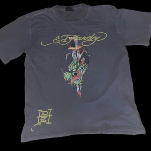 Ed Hardy t-shirt - Nån fett ed Hardy X urban outfitters tröja som jag har slutat använda.  Oversized M. Pris kan diskuteras 