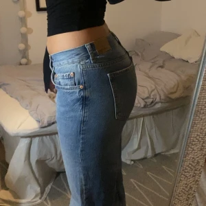 Lågmidjade byxor - Lågmidjade super snygga byxor från Gina Tricot som inte kommer till användning och därför säljs dem. Använda ett fåtal gånger alltså i väldigt bra skick! Tveka inte att ställa frågor!💕