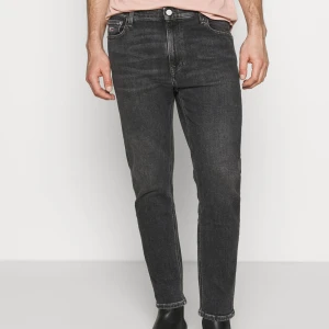 Tommy jeans Straight leg - barton black Storlek 29/32 - Tommy jeans i storlek 29/32. skick 10/10. Nypris 1195. Pm för mer bilder och info.