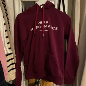Säljer denna finna peak performance hoodie då jag aldrig använder den.Pm gärna om ni har frågor eller önskar fler bilder.Nypris 1300kr 