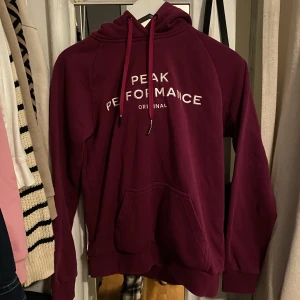 Peak performance hoodie - Säljer denna finna peak performance hoodie då jag aldrig använder den.Pm gärna om ni har frågor eller önskar fler bilder.Nypris 1300kr 