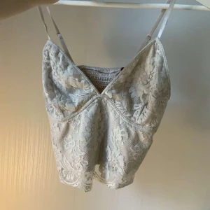 Beige spets topp  - Beige spets linne från Bikbok i storlek M men passar verkligen mer som S/XS. Jätte söt och i bra skick. 