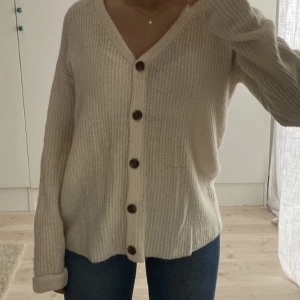 Créme färgad stickad tröja  - Jätte skön och fin stickad tröja från NA-KD men kommer inte till användning! Knappt använd💗