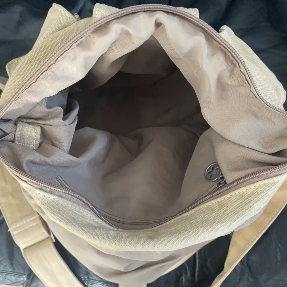 Säljer denna väska som ser ut som en converse sko då jag inte använder den, köpt på second hand och ör rätt rimlig i storlek. Har även tre mindre fickor samt en inte ficka💕. Väskor.