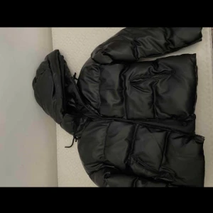 Pufferjacka i skinn  - Säljer denna skinnjacka i puffer material då den inte passade mig så bra ❤️ den är varm och skön och endast använd 2 ggr 🥰 skriv privat för fler frågor och bilder!