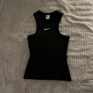 Helt oanvänt nytt linne från Nike Säljes då det tyvärr inte passar  *Stor i storleken  Pris kan sänks vid en snabb affär priset vid snabb affär 