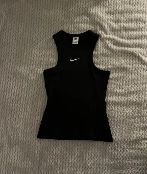 Nytt Nike linne - Helt oanvänt nytt linne från Nike Säljes då det tyvärr inte passar  *Stor i storleken  Pris kan sänks vid en snabb affär priset vid snabb affär 