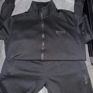 Boss set (S-M) - Boss dress zipptröja & tillhörande byxor med dragkedjor. (M-L)