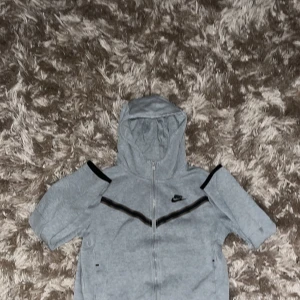 Nike tech - Säljer mitt Nike tech som är 9/10 i bra skick är inte använd alls mycket och nypris är 1099