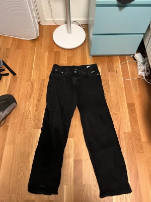 Svarta jeans - Svarta jeans från Sweet Skateboarding Company köpta på Junkyard. Skick 8/10 Sitter stort i midjan
