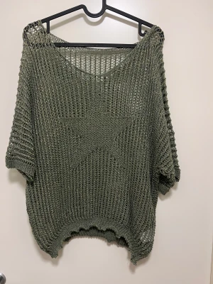 Stickad topp - Fin grön stickad t-shirt med en stjärna i mitten💕 sticker inte när man har på den. Skriv för bättre bilder! Funkar både på en S och L