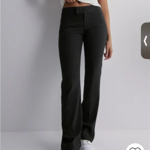 Low waist kostymbyxor  - Low waist kostymbyxor ifrån Nelly, storlek 38