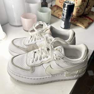 Säljer mina fina Nike Air Force 1 Shadow. Köpta från Asos 2022, men tyvärr passar dem mig inte. Dem är i superbra skick och använda Max tre gånger utomhus. Strl 40, köpte för 1100kr 🥰