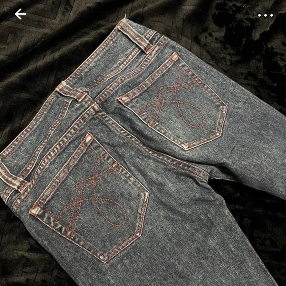 Skit snygga lågmidjade bootcut jeans i storlek 34/ xs. Knappt användna, de är tyvärr för små på mig. Hör av er vid fler frågor ❤️. Jeans & Byxor.