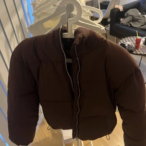 Vinterjacka - En oanvänd vinröd jacka perfekt inför den kalla vintern. I helt nyskick. 
