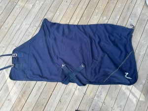 Horze täcke - Horze täcke, storlek 125. Något hårigt men inget som stör funktionen. Säljes i befintligt skick, köparen står för frakten 🌟