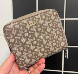 Dkny  - Dkny plånbok använd 2 gånger.  nypris 1000 kommer från djur o rökfritt hem  
