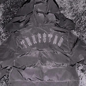 Trapstar Jacka  - Äkta Trapstar vinter jacka, jättebra skick inte använd jättemycket  Hör av dig om du har frågor 