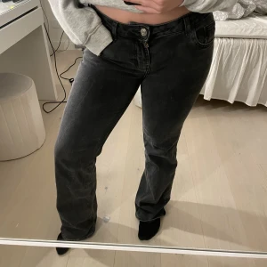 lågmidjade jeans - As snygga mörkgrå/svarta jeans ifrån hm. Lågmidjade och typ bootcut. Säljer pga kommer inte till användning längre.