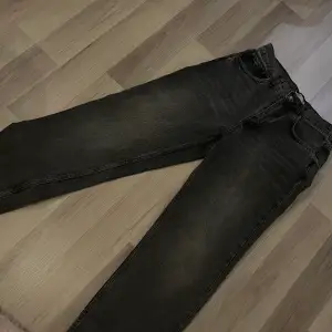 Säljer mina fina mörkgråa jeans pga att de är för små. Jätte fint skick! 💓