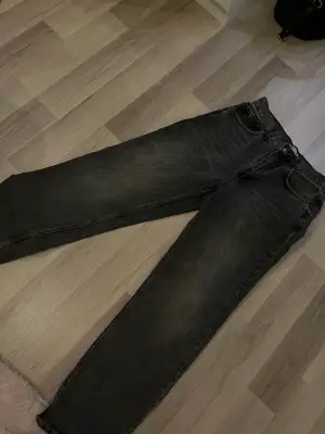 Säljer mina fina mörkgråa jeans pga att de är för små. Jätte fint skick! 💓