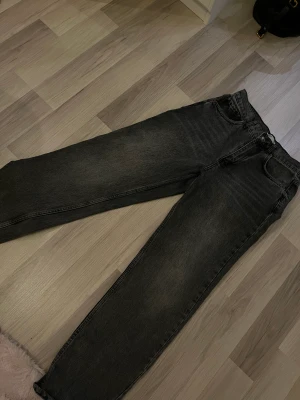 Gina tricot jeans - Säljer mina fina mörkgråa jeans pga att de är för små. Jätte fint skick! 💓