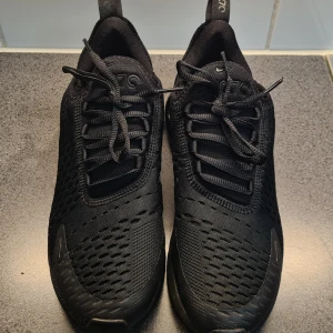 Air Max 270 - Air Max 270 i bra, befintligt skick. Säljes på grund av inköpt fel storlek. Storlek 38 (liten i storlek). Tips att ta en storlek större än vanligt.