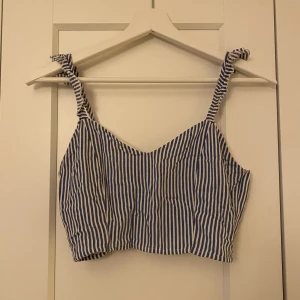 Randig topp - Somrig topp. Har klippt bort lappen och köpte tröjan för över 5 år sen så kommer inte ihåg vart eller storlek, men passar mig som vanligvis är storlek S 