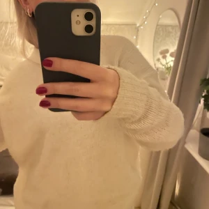Vit stickad tröja - Stickad tröja från lager 157, slutsåld på hemsidan🤍skriv för mer bilder
