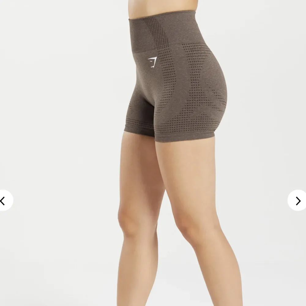 Säljer mina bruna Gymshark shorts då dom inte kommer till användning! 🤎 Använda endast en gång! Modell: Vital sesmless 2.0 shorts . Shorts.