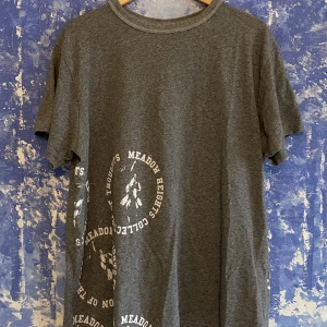 Off White T-shirt  - Väldigt snygg Off-White T-shirt som är från Virgil Ablohs kollektion Meadow heights. Storlek M men ganska stor i storleken. Skriv om ni har minsta frågan eller intresse 