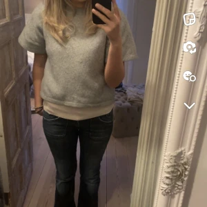 Stickad tröja &other stories  - Stickad kortärmad tröja från & other stories, var storlek L men har krympt därav passformen, men gaaalet snygg ändå❣️😍