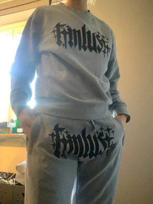 Tracksuit  - Tymlusgrid Tracksuit . En liten del av trycket lossnat på tröjan