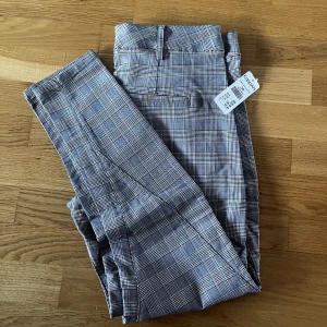 Nicki Boyfriend - Snygga  rutiga boyfriend byxor, aldrig använda. 