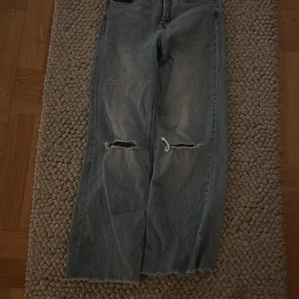 Säljer dessa jeans pga för små. använda få gånger men i bra skick!. Jeans & Byxor.