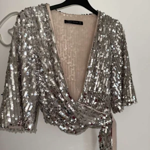 Topp / blazer / polero - Sequin topp eller blazer , liknar en polero fast längre. Pris kan diskuteras. 