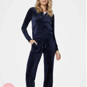 Juicy couture 1000kr hela dressen - Night sky hela dressen är xs säljer för 1000kr använt 1 gång, säljer pga att byxorna e för korta på mig. 