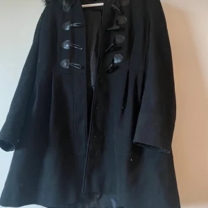 Kappa - En fin kappa nu till vintern som är o storlek M. Jag har använt några gånger och det kan man se på kappan. Jag köpte den för 350 och säljer för 150 kr🥰
