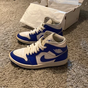 Jordan 1 mid - Säljer ett par Jordan 1 mid Kentucky. Nya skosnören ganska slitna men ganska bra skick. Lådan är tejpad för dom jag köpte dom av tejpade lådan