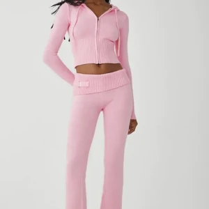 Rosa sett - Säljer detta sättet som jag precis köpt! Tyvärr var de för korta på mig som är 175cm, och vet inte hur returer dessa så jag säljer de här🫶 Lånad bild!