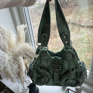 Turkos väska!  - Jättesnygg och cool väska! Säljer pga av att den inte kommer till användning! Använd ca 2 gånger!🥰 Super fin med många fack och en tilldragande färg!☺️
